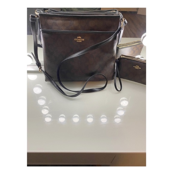 ‘Coach Crossbody and Double Zippered Wristlet’⭐️ - Picture 3 of 11